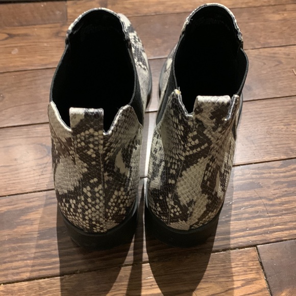 Steve Madden western style snakeskin pattern ankle boot size 10 - Picture 8 of 10